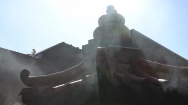 Pek Gong Cheng tapınağındaki fırından çıkan duman, Bukit Mertajam, Penang.