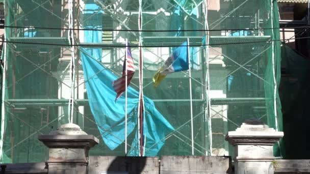 修復中にジョージタウンの古い遺産の建物でマレーシアの旗とペナン州の旗 — ストック動画
