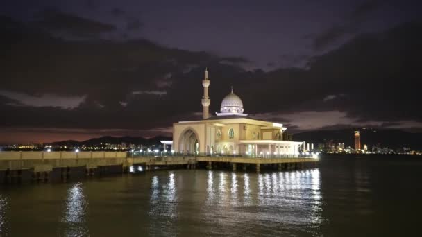 Masjid Terapung Butterworth Met Komtar Als Achtergrond Tijdens Nacht — Stockvideo