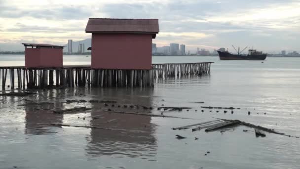 Stará Opuštěná Loď Molu Klanu Penangu Pozadí Červený Dřevěný Chrám — Stock video