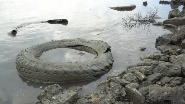 Neumático Viejo Coche Abandonado Costa Sucia — Vídeo de stock