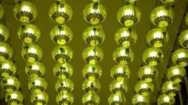 9 imparator tapınağında sarı fener..