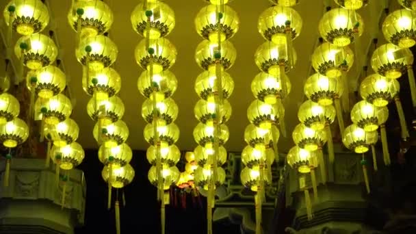 九帝中国寺に飾られた黄色の提灯 — ストック動画