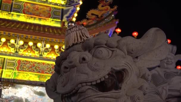 中国庙宇狮子的监护人 — 图库视频影像