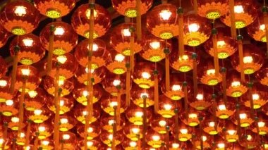 Renkli kırmızı fener yanıyor.