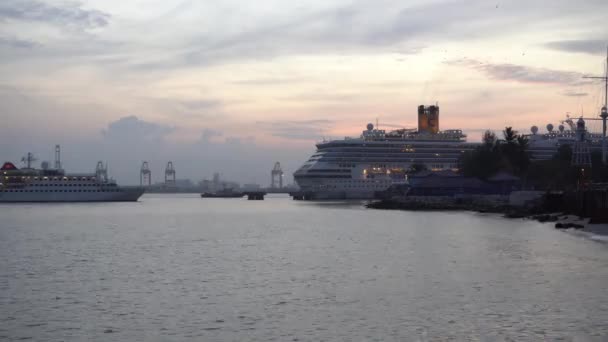 Timelapse Statek Wycieczkowy Wspomagany Przez Holownik Wprowadzić Penang Port — Wideo stockowe