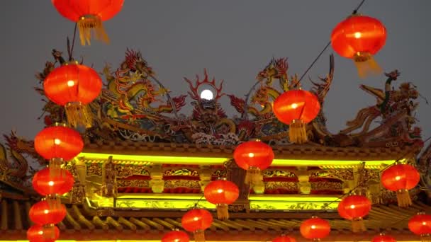 Röd Lykta Hänga Vid Kinesiska Templet Skymningen Timme — Stockvideo