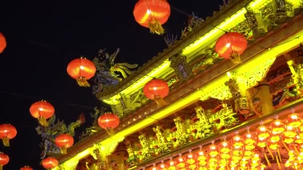 Lanterne Rouge Accrochée Temple Chinois Coloré Nuit — Video