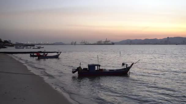 Silhouette Barco Pesca Malayo Pantai Bersih Durante Hora Del Anochecer — Vídeo de stock