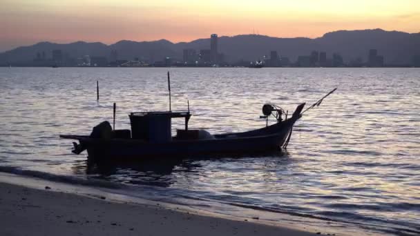 Penang Adası Ndaki Komtar Binasına Sahip Bir Balıkçı Teknesi — Stok video