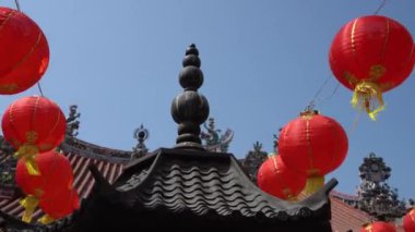 Kırmızı fenerli tapınak yapısı rüzgarla savruluyor.