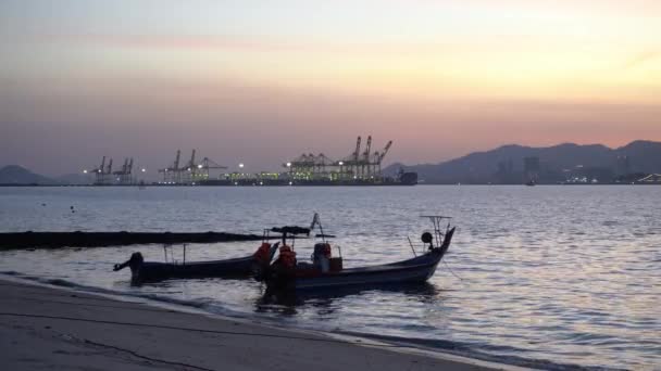Barca Pesca Container Terminal Ora Crepuscolare — Video Stock