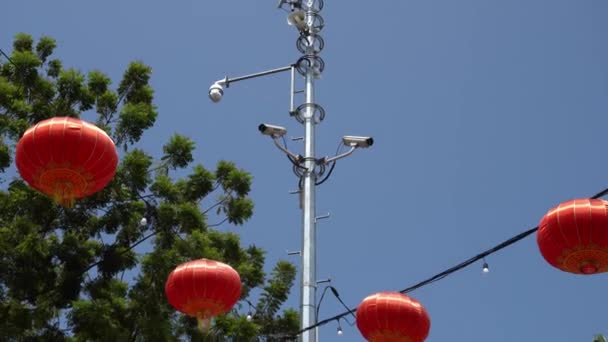 Linterna China Decorada Calle Cerca Cctv Polo Durante Año Nuevo — Vídeos de Stock