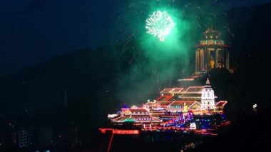 Kek Lok Si tapınağında havai fişek gösterisi..