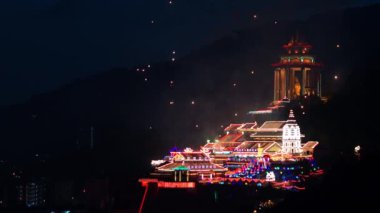 Kek Lok Si Tapınağında havai fişek gösterisi.