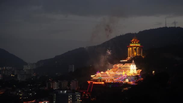 Colorido Kek Lok Templo Luz Con Led Espectáculo Fuegos Artificiales — Vídeos de Stock