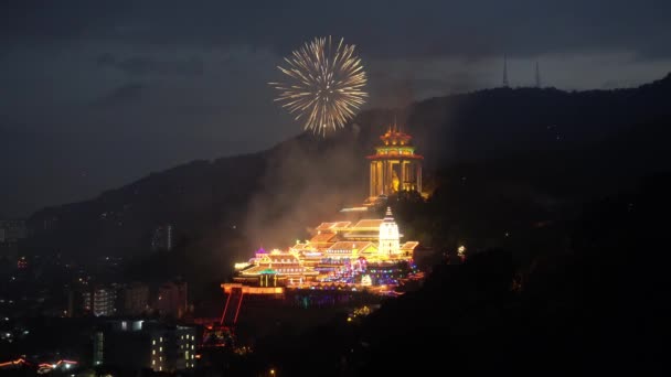 Kek Lok Templo Luz Con Espectáculo Fuegos Artificiales — Vídeo de stock