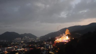 Ayer İtam kasabasıyla Kek Lok Si Tapınağı 'nda havai fişek gösterisi