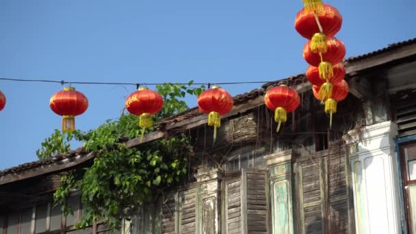 ペナン州ブキッ メルタジャムにある中国の古い木造家屋を背景にした伝統的な中国の赤い提灯 — ストック動画