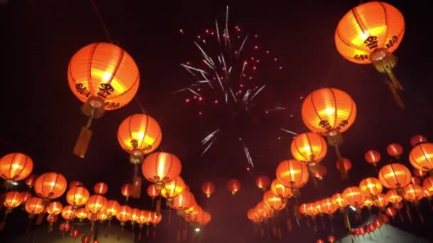 Zelený Had Odpočívá Větvi Vedle Červené Obálky Snake Temple Penang — Stock video