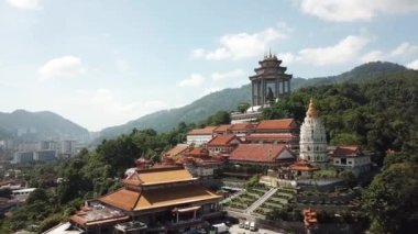 Hava görüntüsü Kek Lok Si Tapınağı 'na doğru uçuyor, Penang, Malezya.