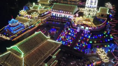 İnsansız hava aracı Kek Lok Si tapınağını ortaya çıkarmak için yavaşça kalkıyor..