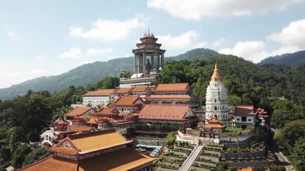 Letecký pohled letí k chrámu Kek Lok Si, Penang, Malajsie. — Stock video