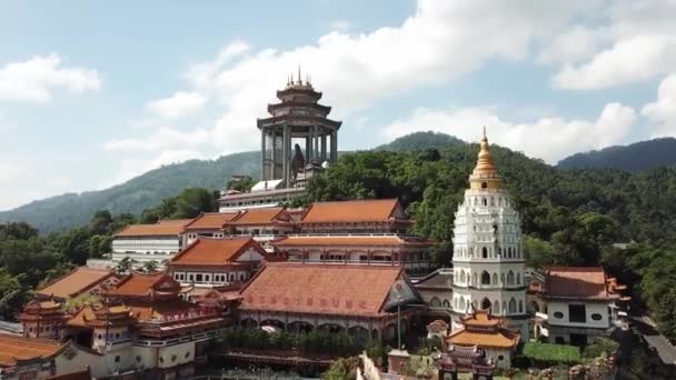 Drohnen-Ansicht des Kek Lok Si Buddiest Tempel, Penang, Malaysia. — Stockvideo