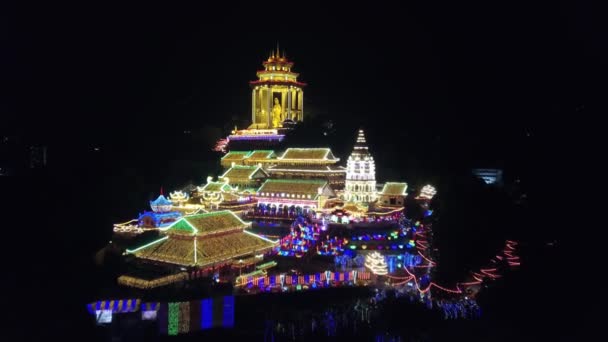 Drone shot Nachtzicht op Kek Lok Si tempel met kleurrijk mooi licht. — Stockvideo
