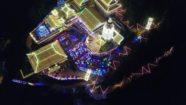 Drone atirou Kek Lok Si pagode templo com o tráfego subindo a colina à noite . — Vídeo de Stock