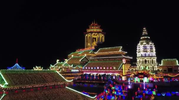 Drone tiro para revelar o pavilhão Kuan Yin no templo Kek Lok Si à noite . — Vídeo de Stock