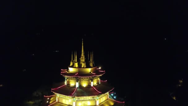 Vue aérienne du temple du pavillon Kuan Yin et des environs pendant la nuit . — Video