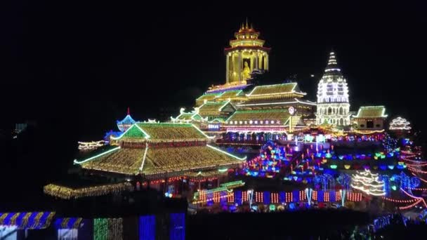 Vista aérea se levantan Kek Lok Si templo por la noche con linterna de colores . — Vídeos de Stock