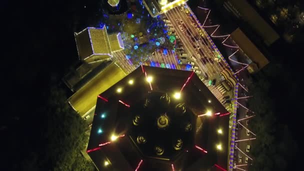 Pohled z ptačí perspektivy Kuan Jin střecha pavilonu na pagodu v chrámu Kek Lok Si. — Stock video