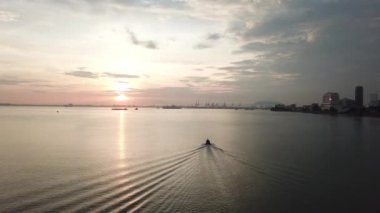 Balıkçı teknesi sabah erkenden Gurney bölgesinde konteynır terminaline doğru hareket ediyor..