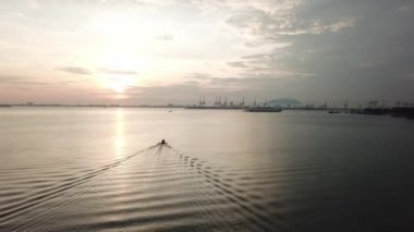 Georgetown, Penang yakınlarında bir tekne denize açıldı..
