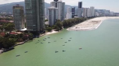 Hava manzaralı. Balıkçı teknesi Gurney 'de park ediyor..