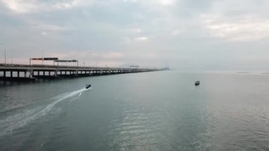 Balıkçı teknesi Penang Köprüsü 'ne doğru ilerliyor..