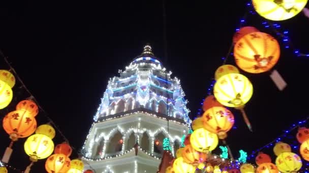 Gimbal ditembak pagoda di kuil Kek Lok Si dengan lentera berwarna-warni di malam hari. — Stok Video