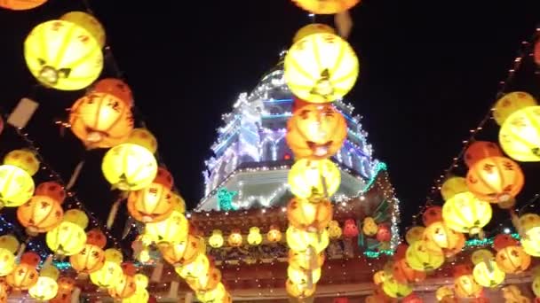 Lanterna colorida decorada perto do pagode no templo Kek Lok Si . — Vídeo de Stock