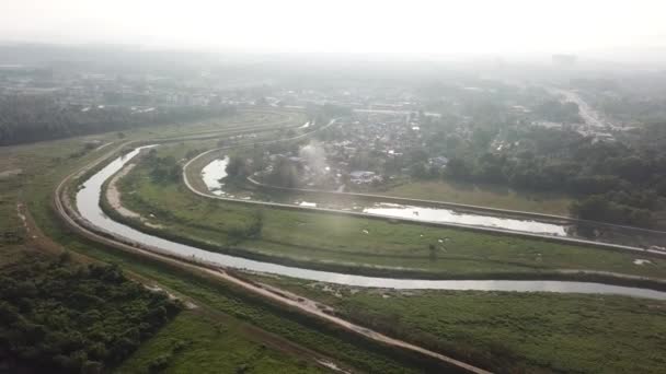 Aerial Malajskiego Kampung wiejskiego w pobliżu rzeki w Simpang Ampat, Penang. — Wideo stockowe