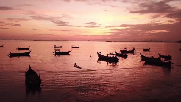 Sabahın erken saatlerinde Gurney 'de teknenin yanındaki hava manzarası.. — Stok video