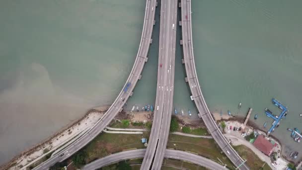 Luftaufnahme Autoverkehr Penang Bridge Highway bei Batu Uban Bereich. — Stockvideo