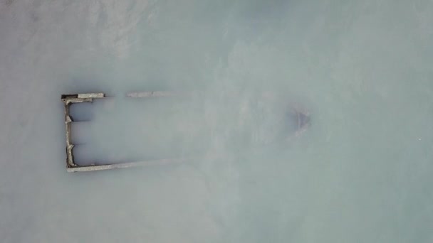 Barco pescador fregadero en la orilla del mar . — Vídeos de Stock