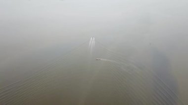 Bir tekne öne doğru ilerliyor ve bir tekne Malezya 'ya doğru ters yönde ilerliyor..