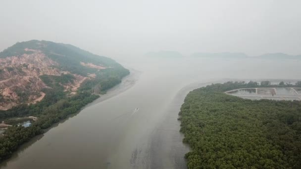 Un barco navega hacia el mar durante el día brumoso en Malasia, sudeste asiático . — Vídeos de Stock