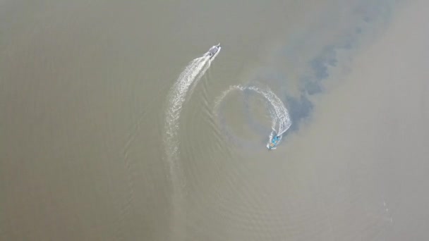 Vue aérienne bateau de pêche se déplacer en cercle en mer à Malaisie, Asie du Sud-Est . — Video
