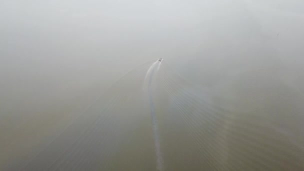 マレーシア、東南アジアでの鈍い霞の日の間に海での空中ボートの動き. — ストック動画