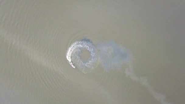 Barco rotar en el mar y dejar el rastro . — Vídeos de Stock