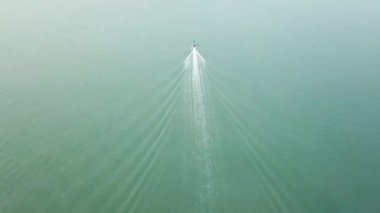 Deniz manzaralı balıkçı teknesi.